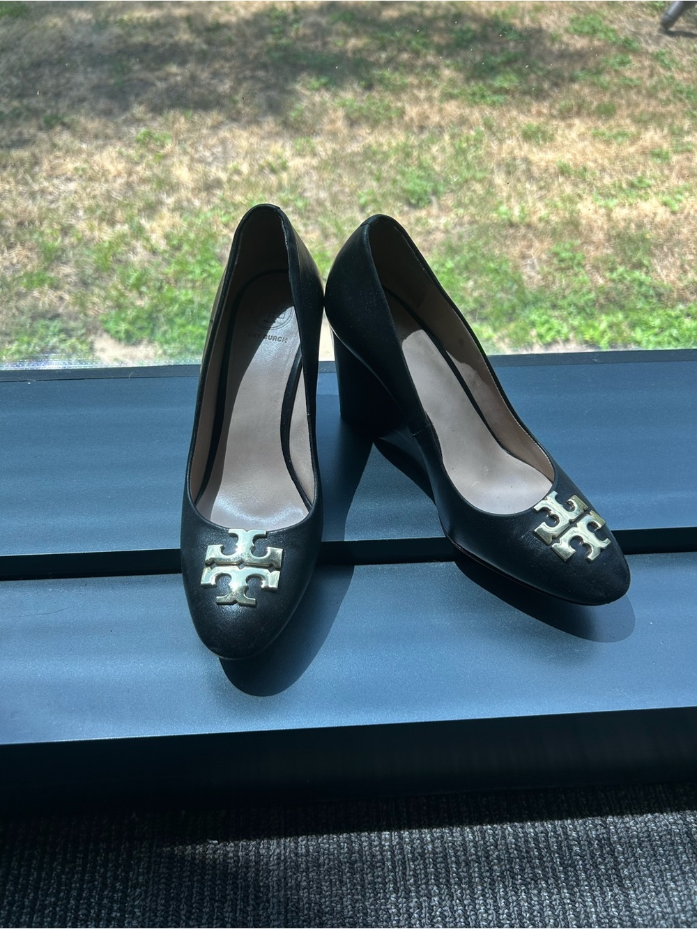Tory Burch Black Leather Gold Logo Block Heel Pumps